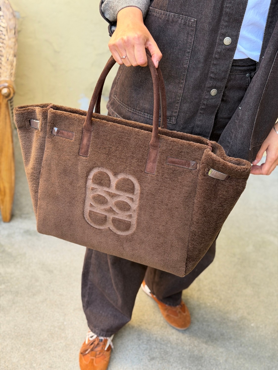 Ella & il Lykke Shearling Bag – Romslig veske i myk fuskepels