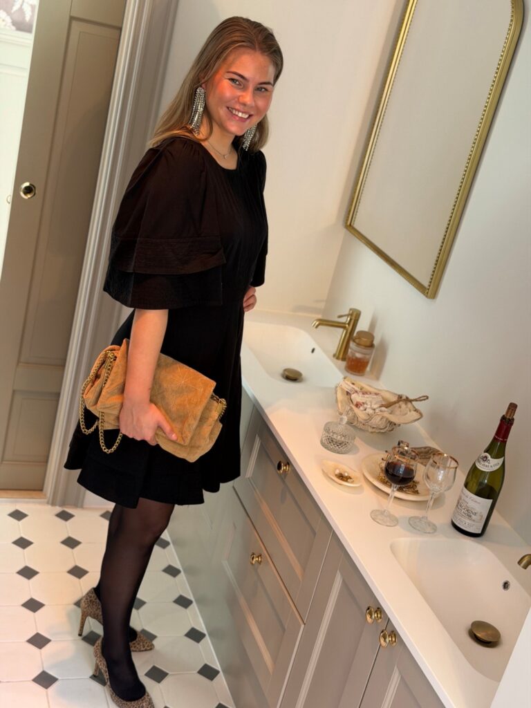 Y.A.S Malou 2/4 Dress Black – Sort kjole til  hverdag og fest