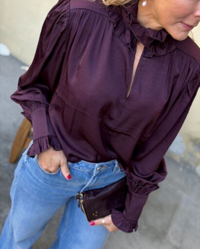 Urban Pioneers Sunita Blouse Deep Cherry – Mørkerød feminin viskosebluse