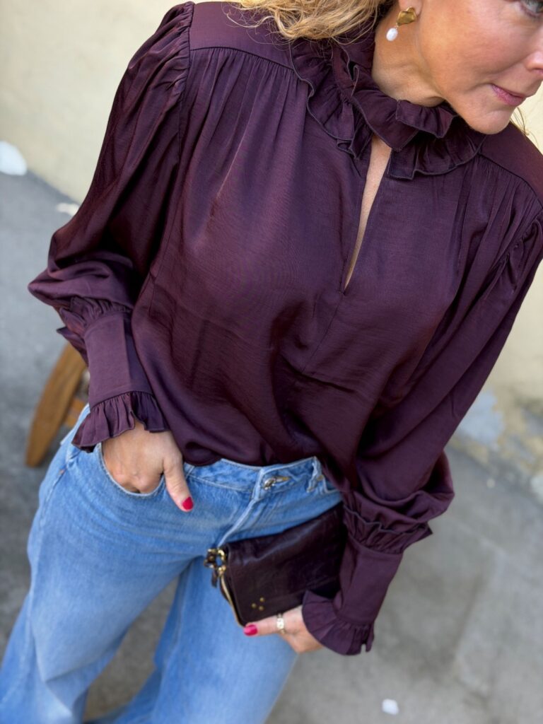 Urban Pioneers Sunita Blouse Deep Cherry – Mørkerød feminin viskosebluse