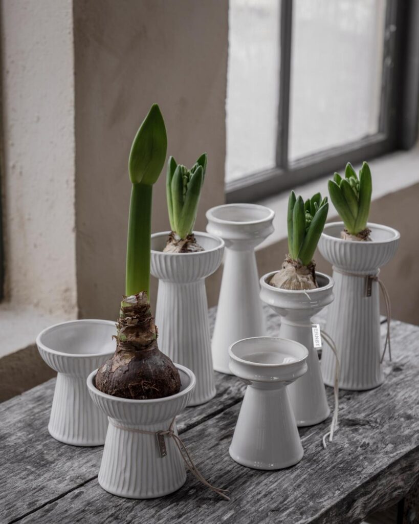 ERNST Løkvase Naturhvit 12 cm –  Liten vase i steingods
