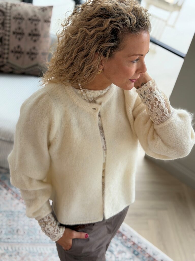 Ella & il Amelia Chunky Cardigan Bright White – Kort hvit mohaircardigan med ballongermer