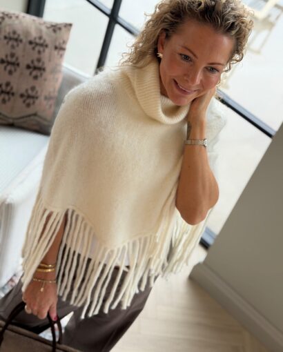 Ella & il Nikola Chunky Poncho – Mohairponcho med høy hals og frynser
