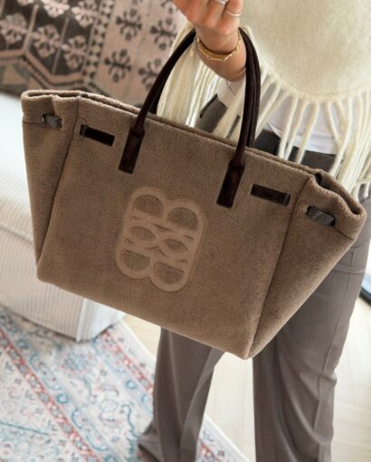 Ella & il Lykke Shearling Bag – Romslig veske i myk fuskepels