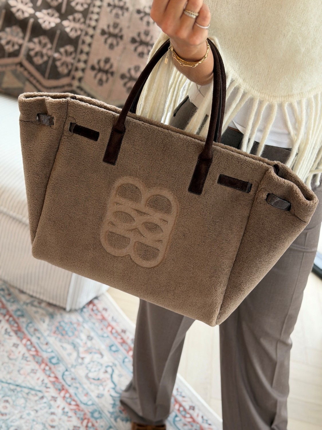 Ella & il Lykke Shearling Bag – Romslig veske i myk fuskepels