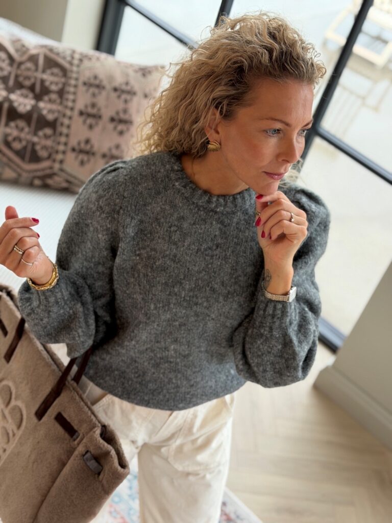 Grace & Mila Antoine Anthracite –  feminin strikk med puffarm