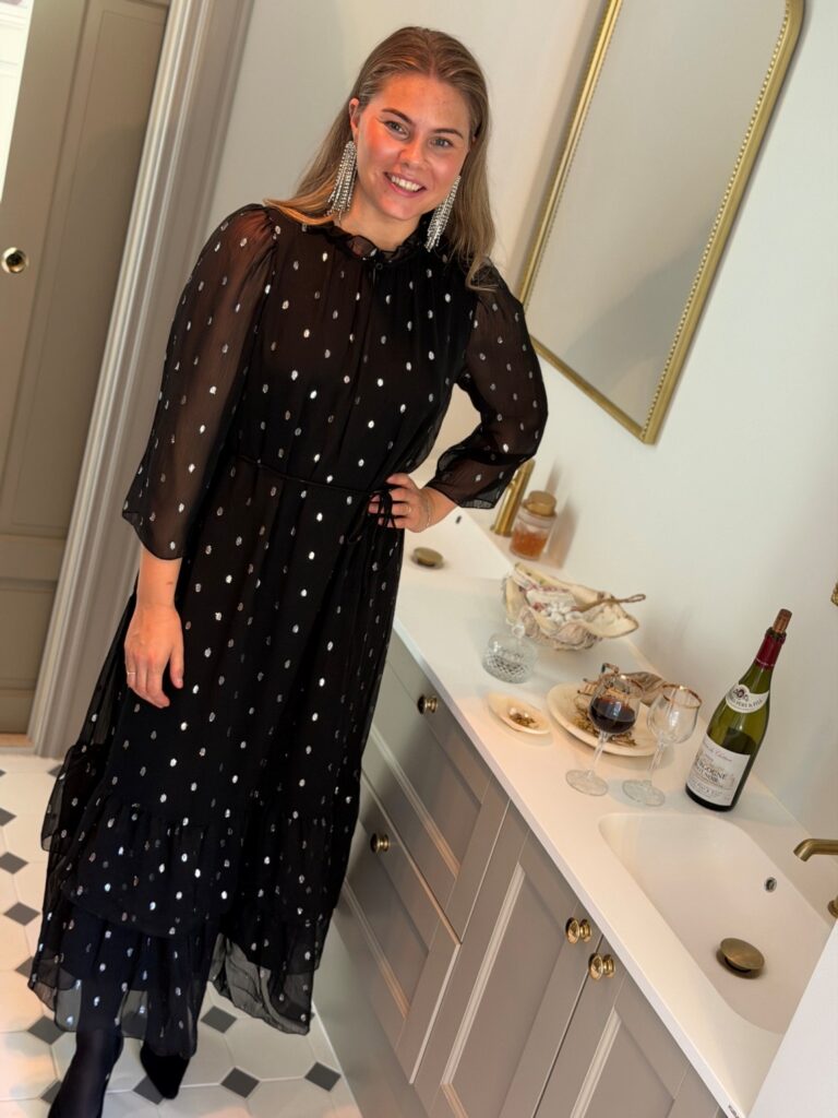 Y.A.S Mena 3/4 Long Dress – Sort maxikjole med sølvprikker