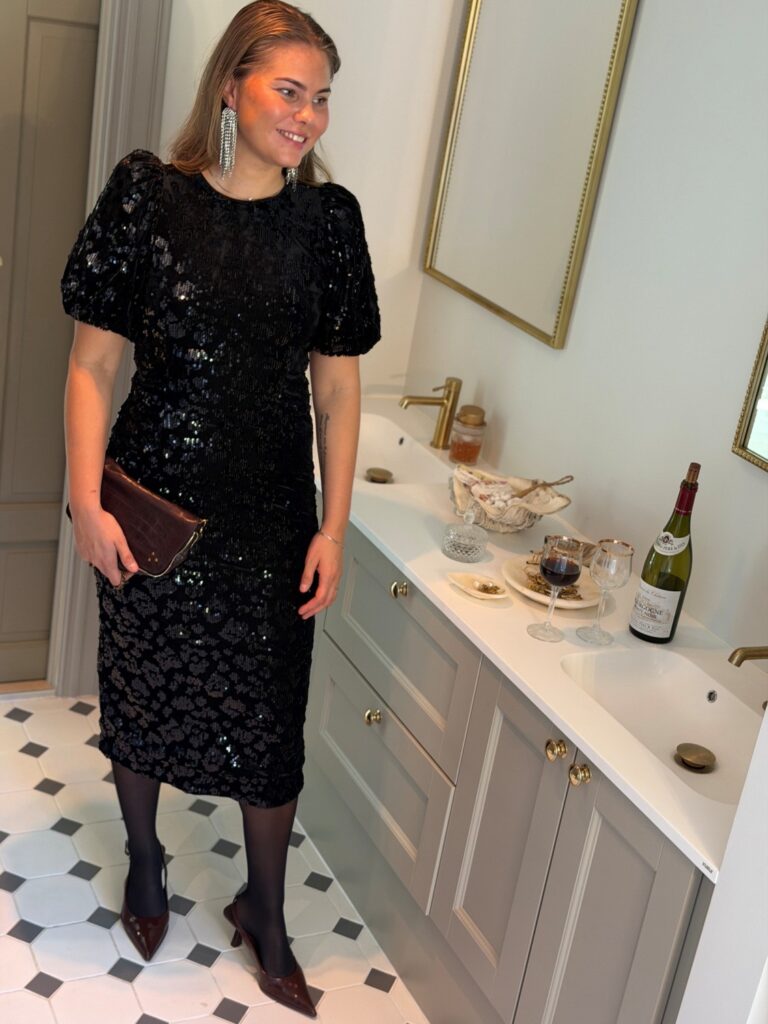 Y.A.S Sofie Sequin Midi Dress Black – Sort paljettkjole til fest