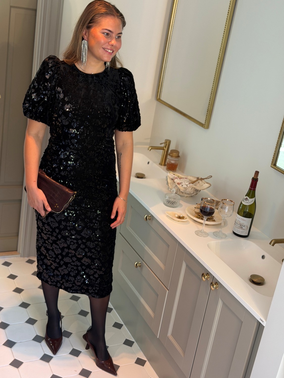 Y.A.S Sofie Sequin Midi Dress Black – Sort paljettkjole til fest