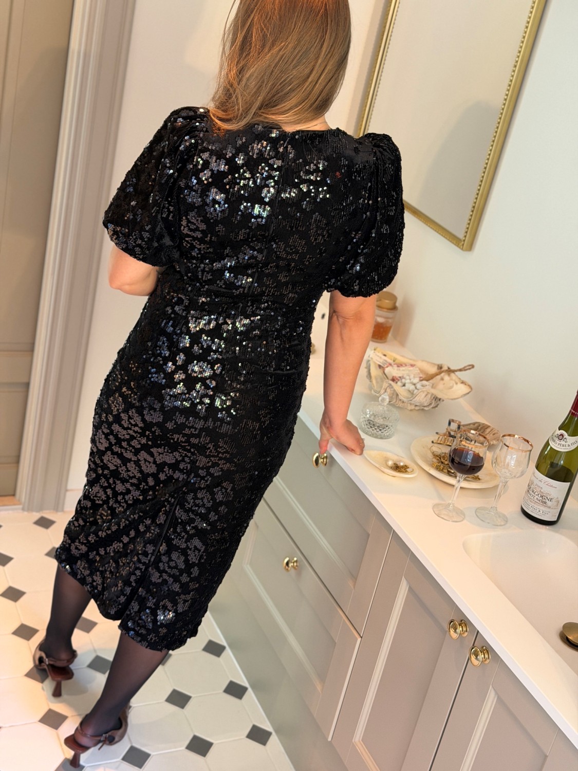 Y.A.S Sofie Sequin Midi Dress Black – Sort paljettkjole til fest - Bilde 3