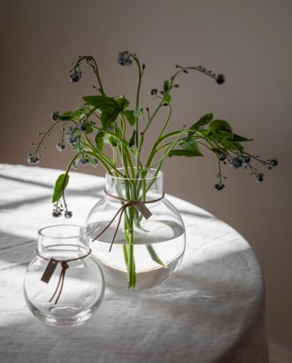 ERNST Rund Glassvase med Skinnrem – Klar 14 cm